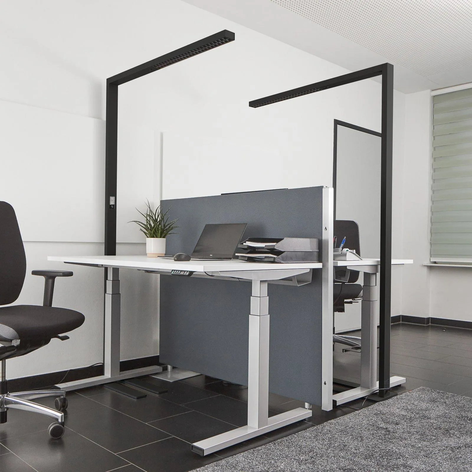 LED-Büro-Stehlampe Jolinda Sensor, Dimmer, schwarz