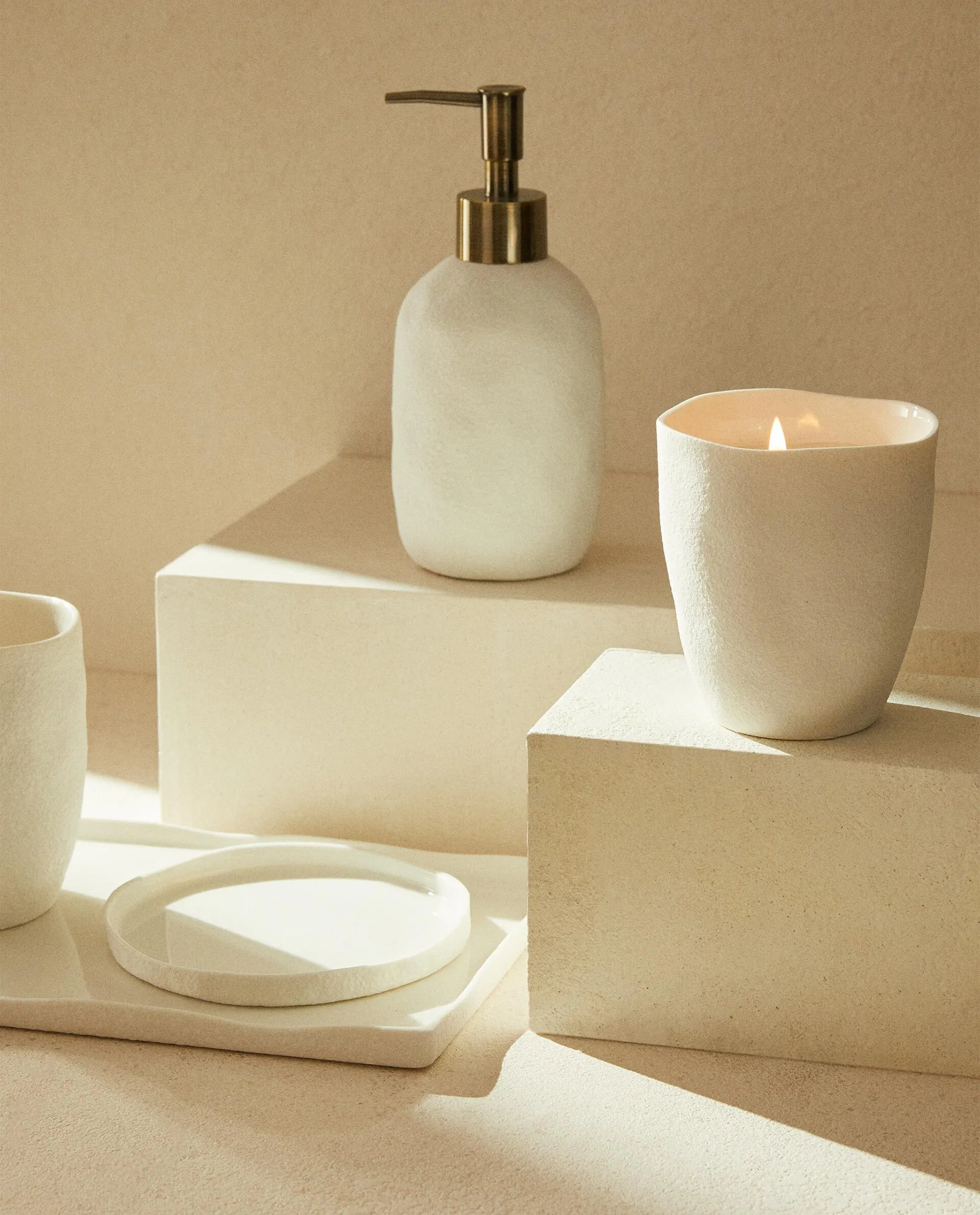 TEXTURED CERAMIC BATHROOM SET