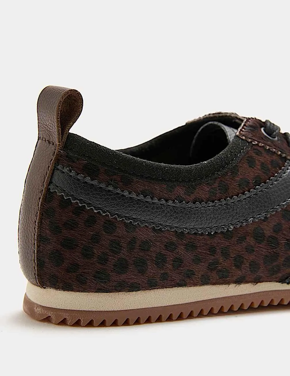 Lederturnschuhe mit seitlichem Animal-Print-Detail