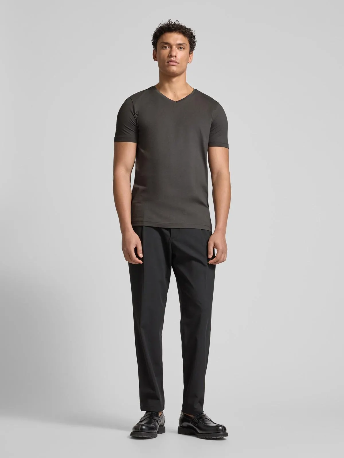 T-Shirt mit V-Ausschnitt in anthrazit
