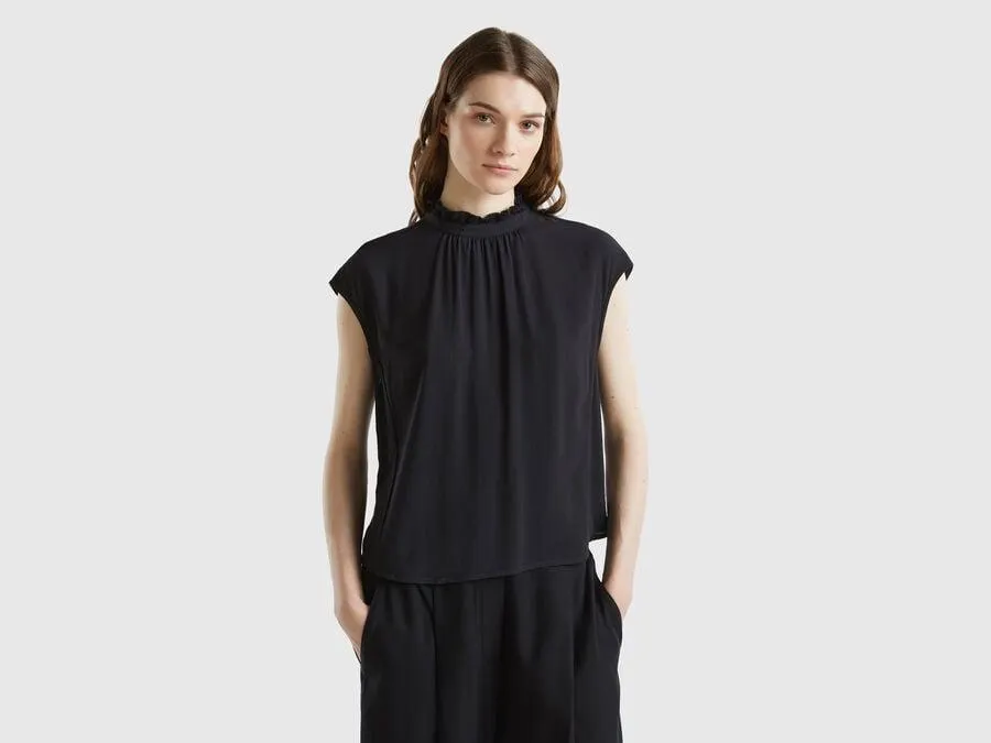 Blusa con rouches sul collo