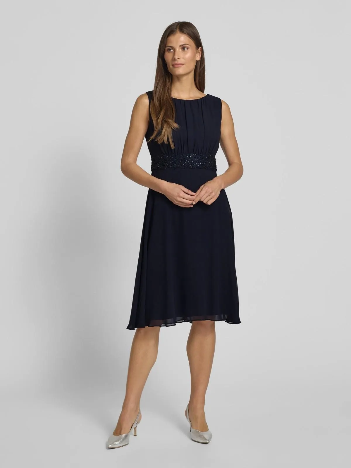 Knielanges Cocktailkleid mit Taillenband in marine melange