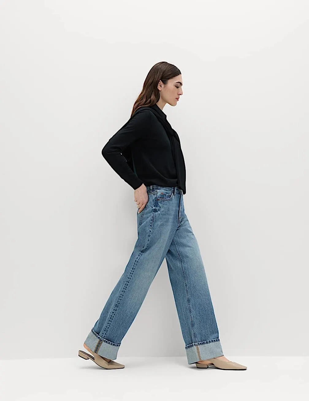 Hoch geschnittene Jeans mit Umschlag und weitem Bein