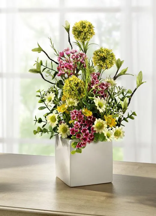 Gesteck in weißen Keramiktopf