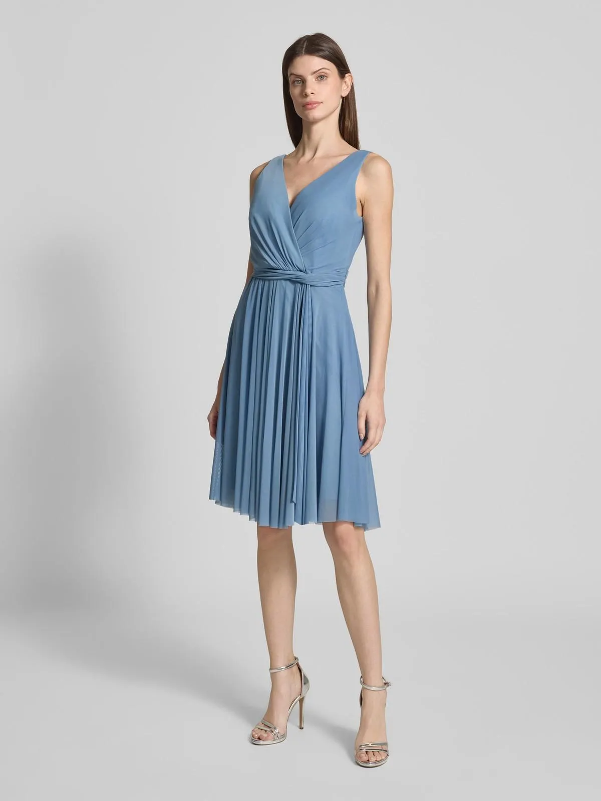 Knielanges Cocktailkleid in Wickel-Optik in hellblau