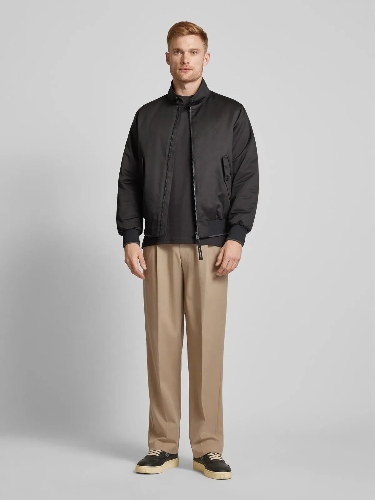 T-Shirt mit geripptem Rundhalsausschnitt in black