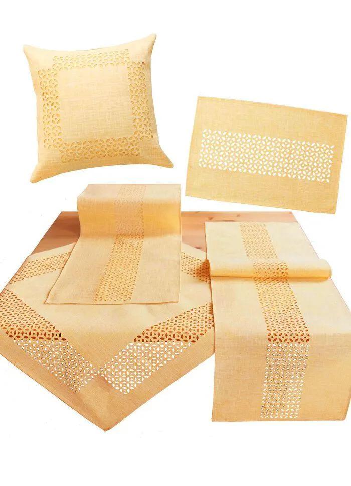 Tischdecke mit dekorativer Lochstanzung