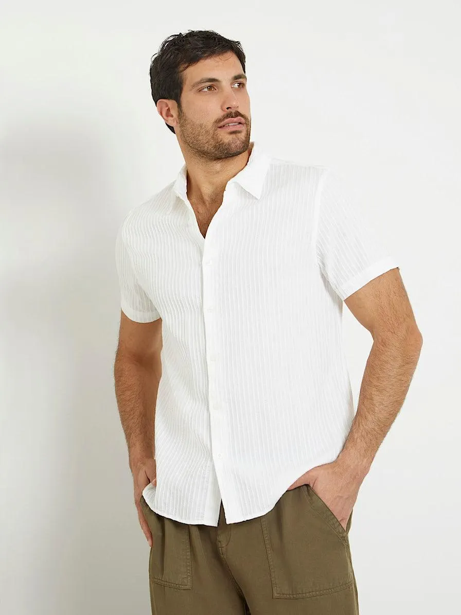 Gestreiftes hemd aus dobby-gewebe