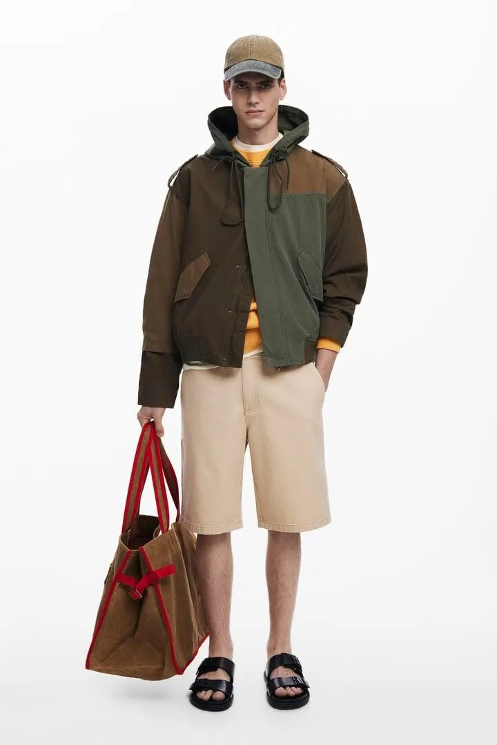 Jacke mit Kapuze und Aufnähern