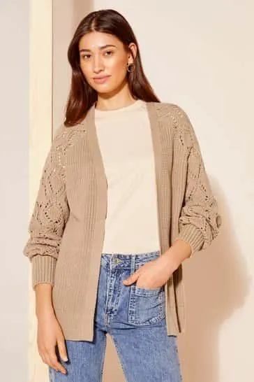 Friends Like These Häkel-Strickjacke mit Ziernähten an den Ärmeln