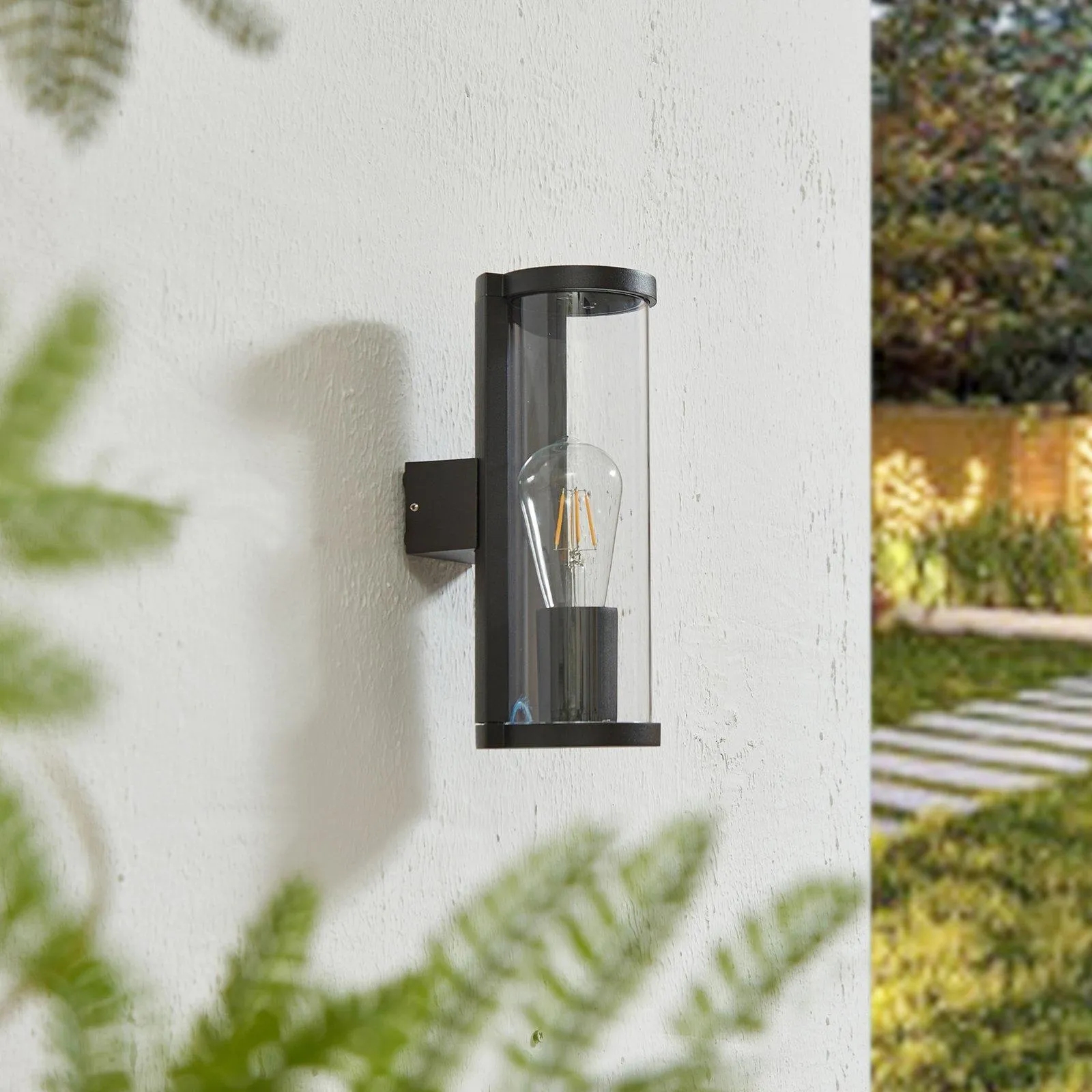 Lucande Außenwandleuchte Zanta, Höhe 28,2 cm, IP65, schwarz