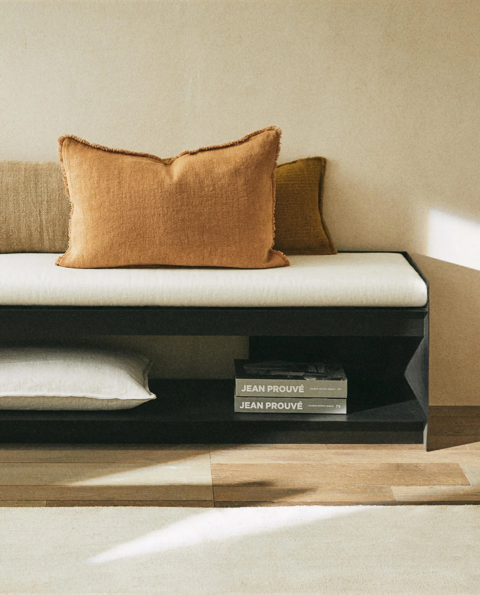 SITZBANK AUS METALL MIT KISSEN