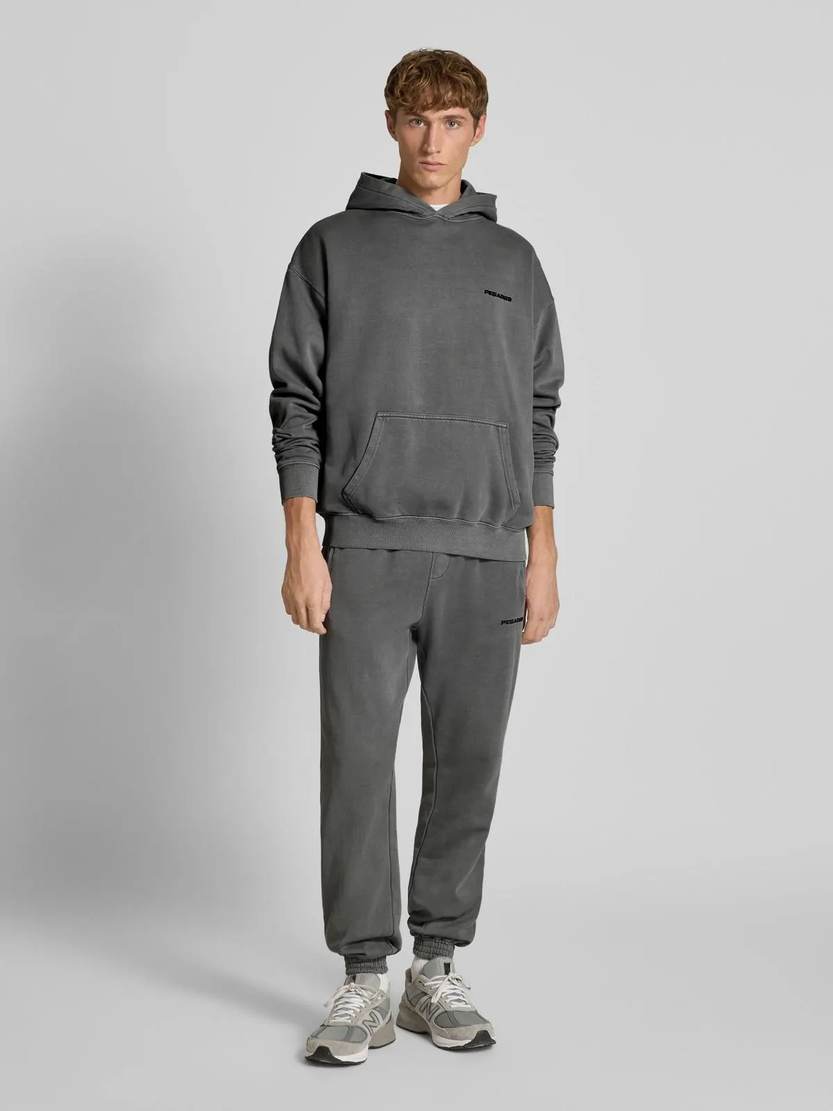Tapered Fit Sweatpants mit Label-Stitching in black