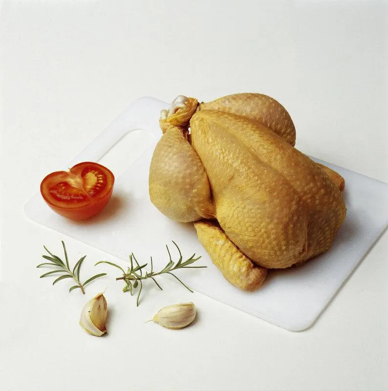 Huhn im Ganzen frisch grillfertig