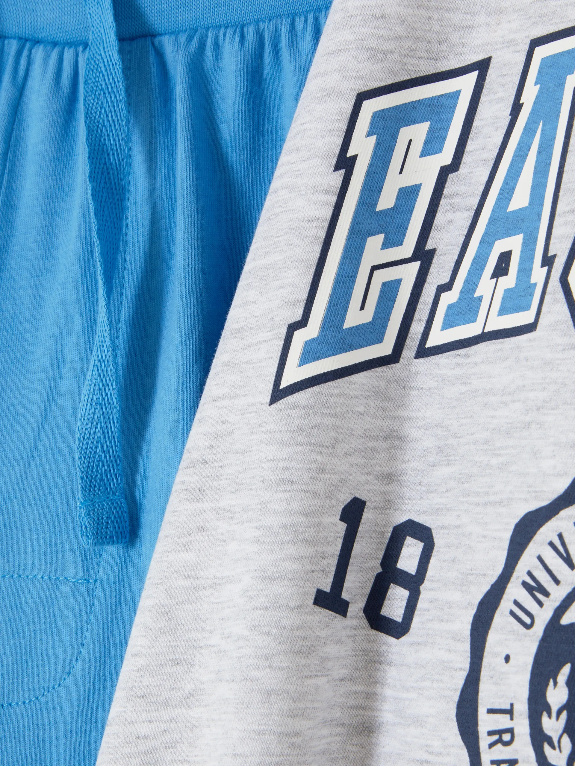 Schlafanzug mit Shorts und T-Shirt