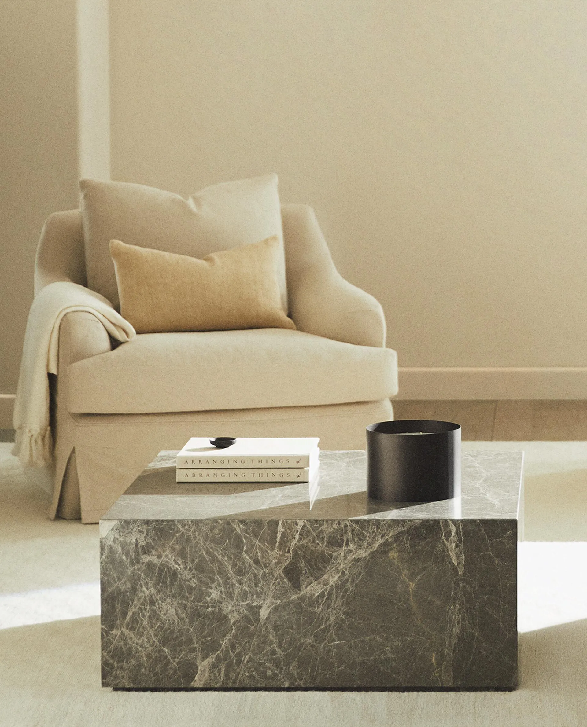 COUCHTISCH AUS MARMOR MIT TISCHDEKO UND ROLLEN