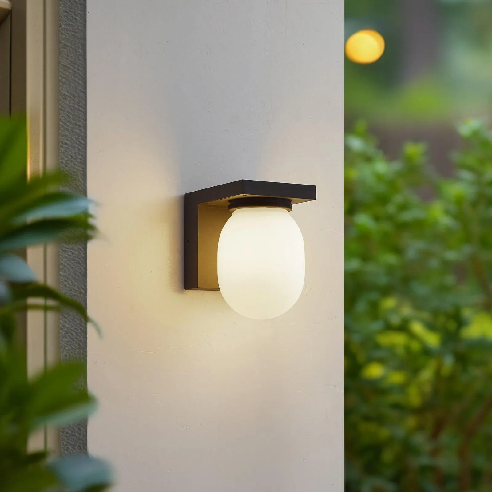 Lucande Außenwandleuchte Ovaali, Glas, dunkelgrau, IP65