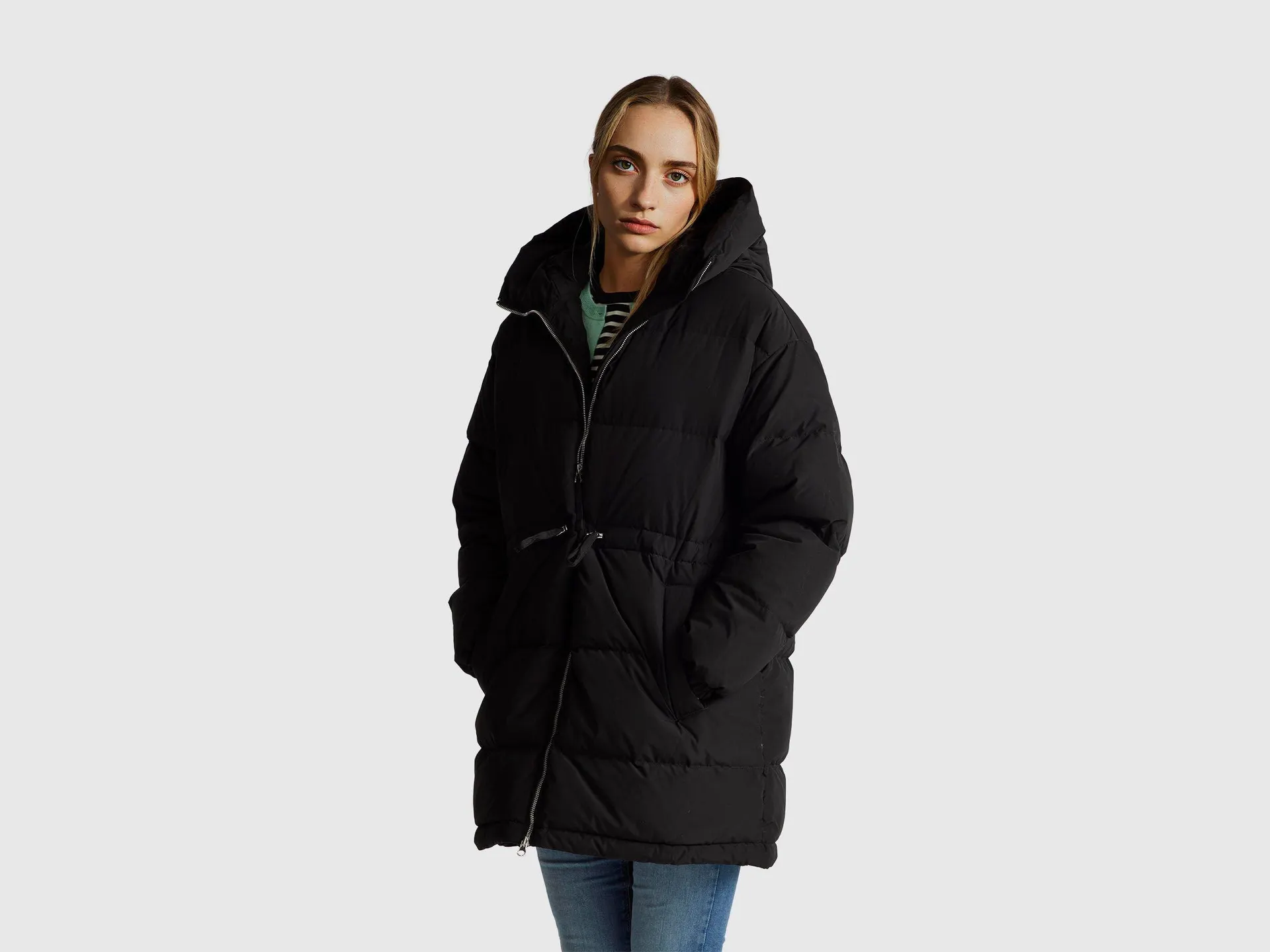 Lange Daunenjacke mit recycelten Federn gefüttert