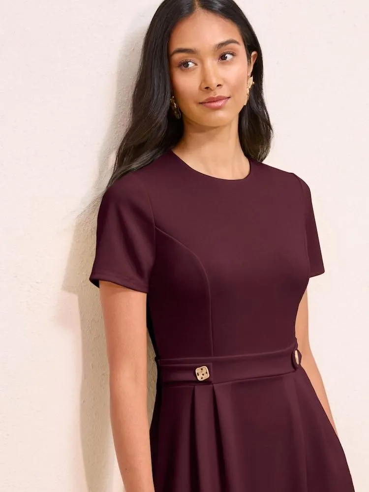 Beerenrot - Friends Like These kurzärmliges Midikleid in Tailored-Fit mit Laschen-Detail