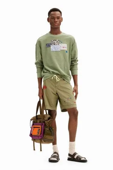 Einfarbiger Hoodie mit Einsätzen.