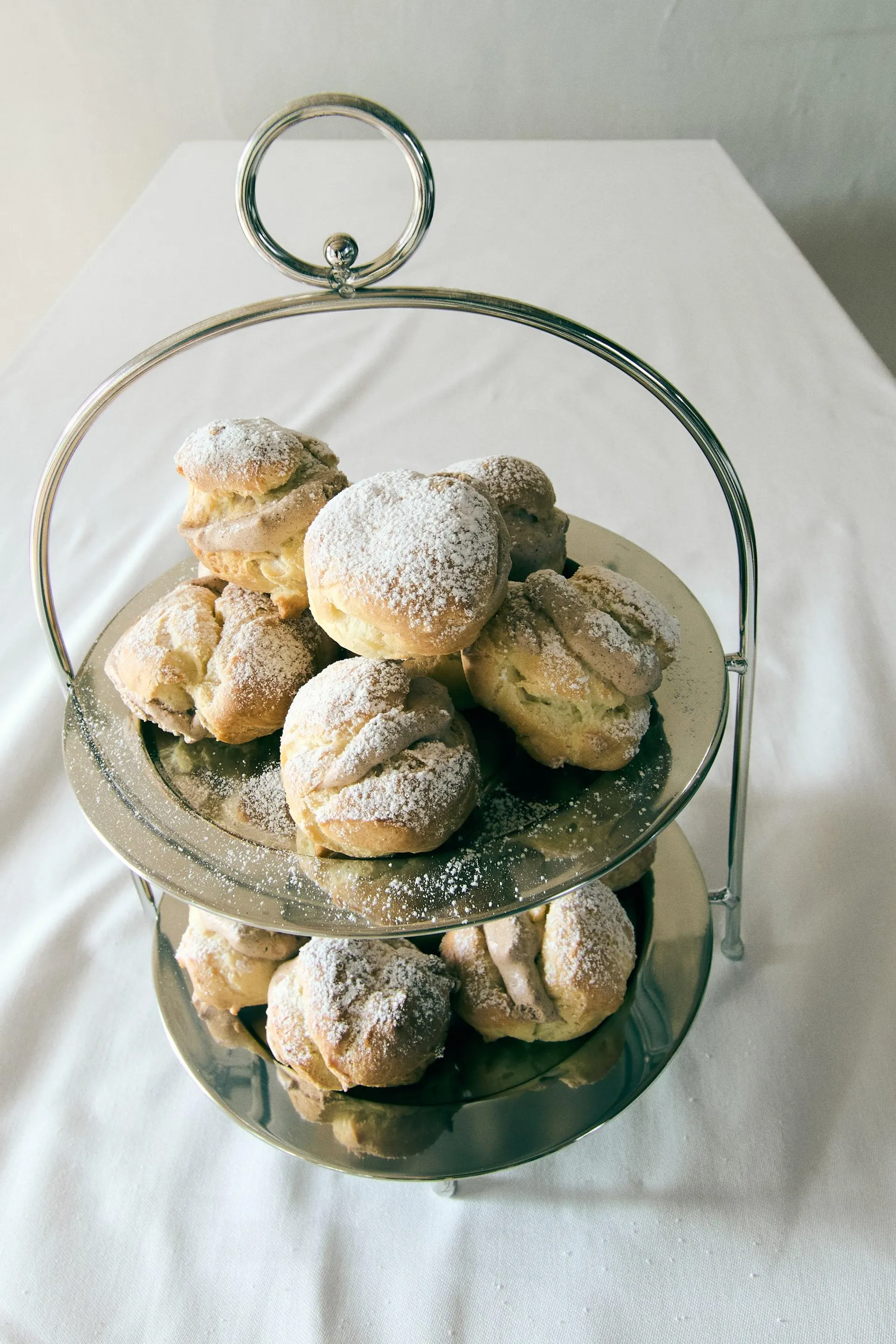 Zweistöckige Kuchenetagere aus Edelstahl