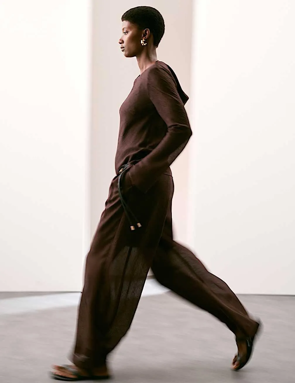 Strukturierte Hose mit weitem Bein