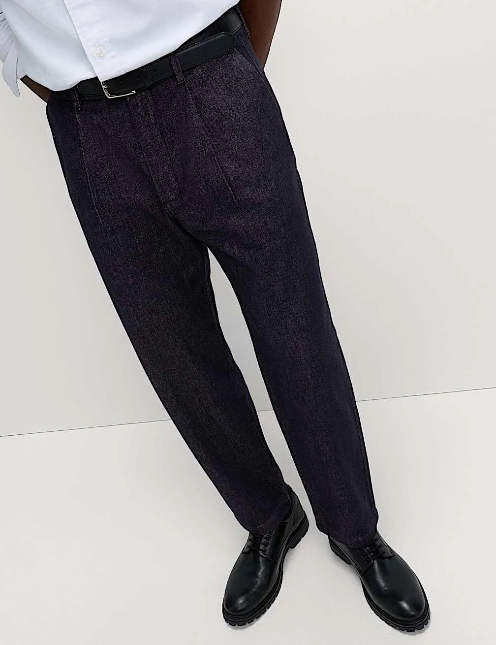 Schmal zulaufende, elegante Jeans mit Plisseedetail