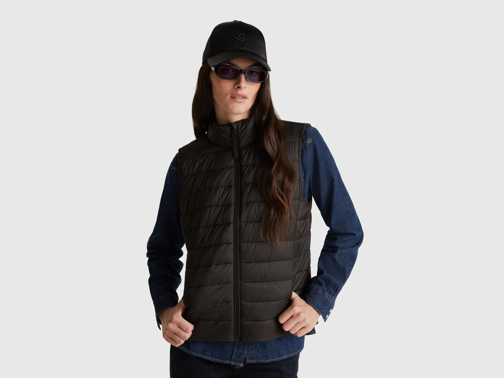 Gefütterte ärmellose Jacke im Slim Fit