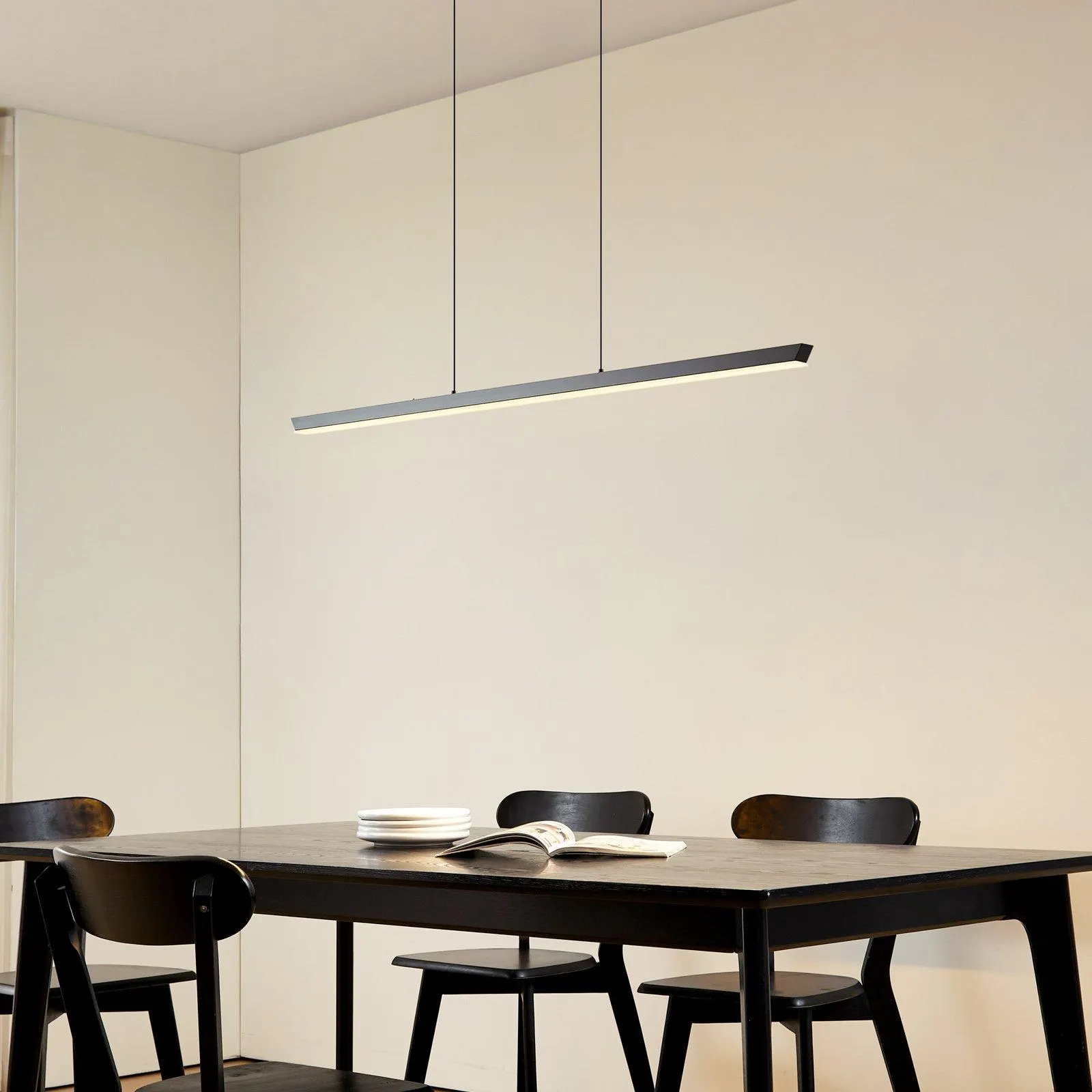 Lucande LED-Hängelampe Solvar, 117 cm, schwarz, CCT, dimmbar