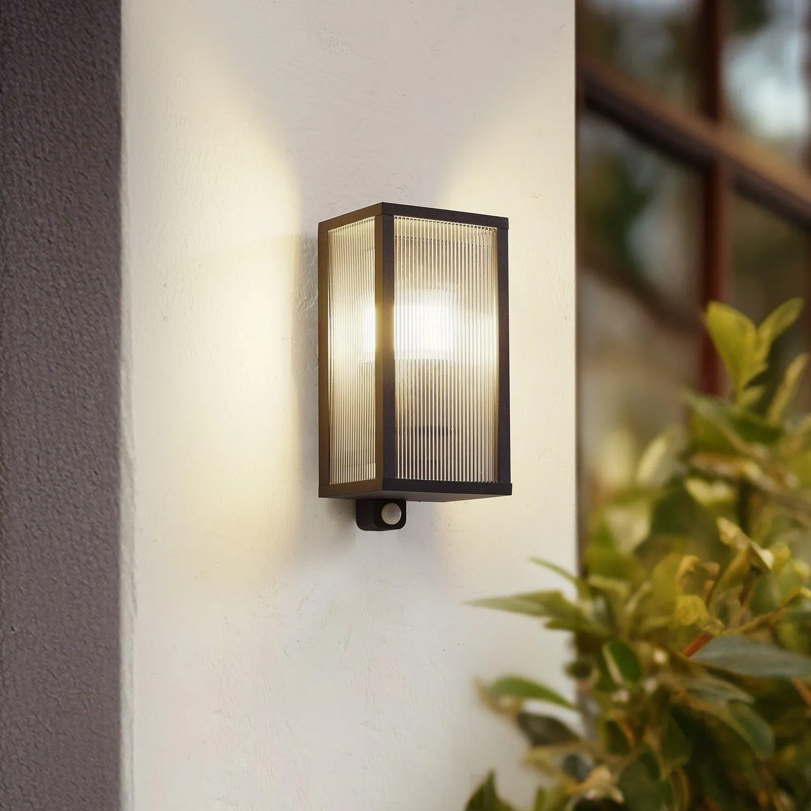 Lindby Außenwandlampe Peldar, Sensor, geriffelt, IP44, E27