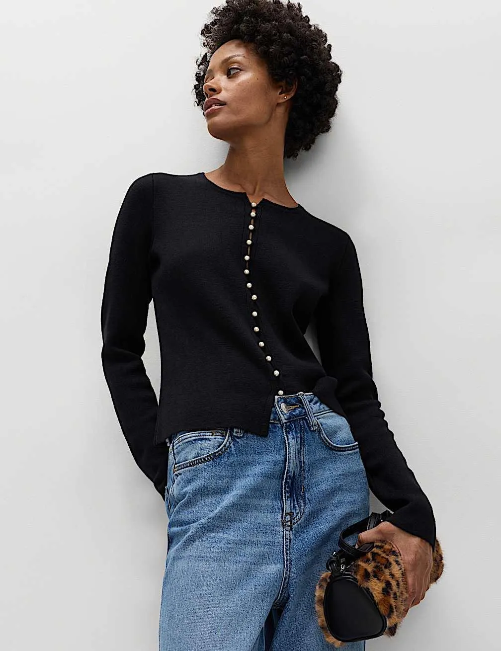 Weiche, eng anliegende Strickjacke mit durchgehender Knopfleiste