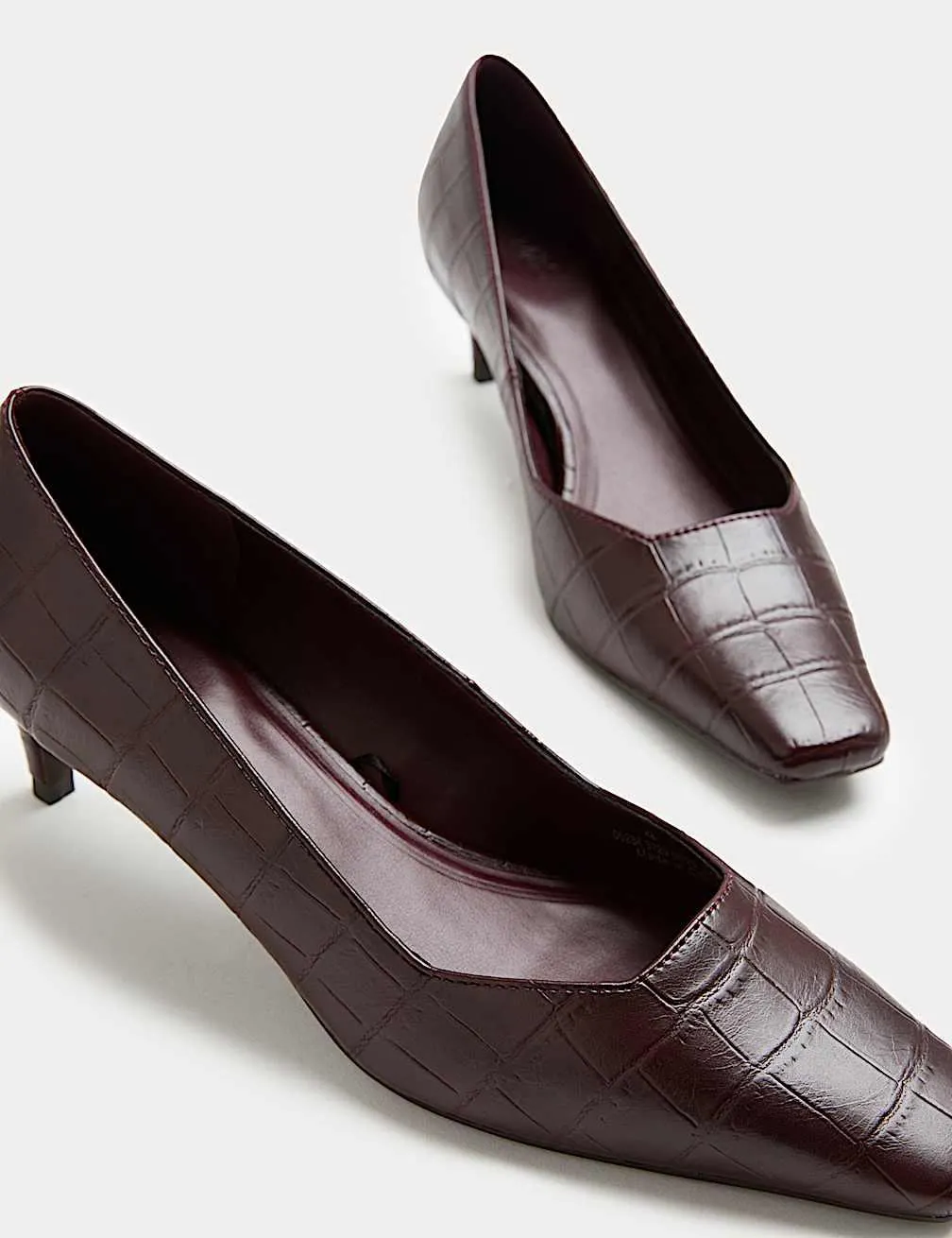 Kroko-Pumps mit kleinem Absatz und Keilspitze