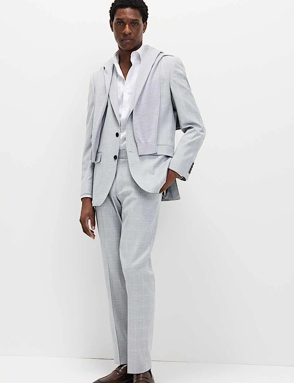 Normal geschnittener Anzug mit Stretchanteil und Karomuster