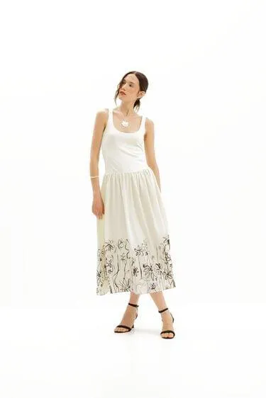 Trägerkleid mit Blumenmuster.