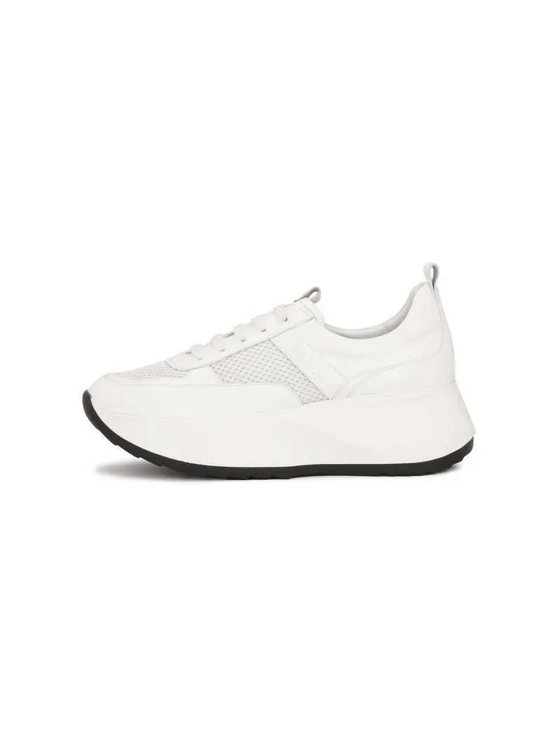 Weiße Turnschuhe mit hoher Sohle