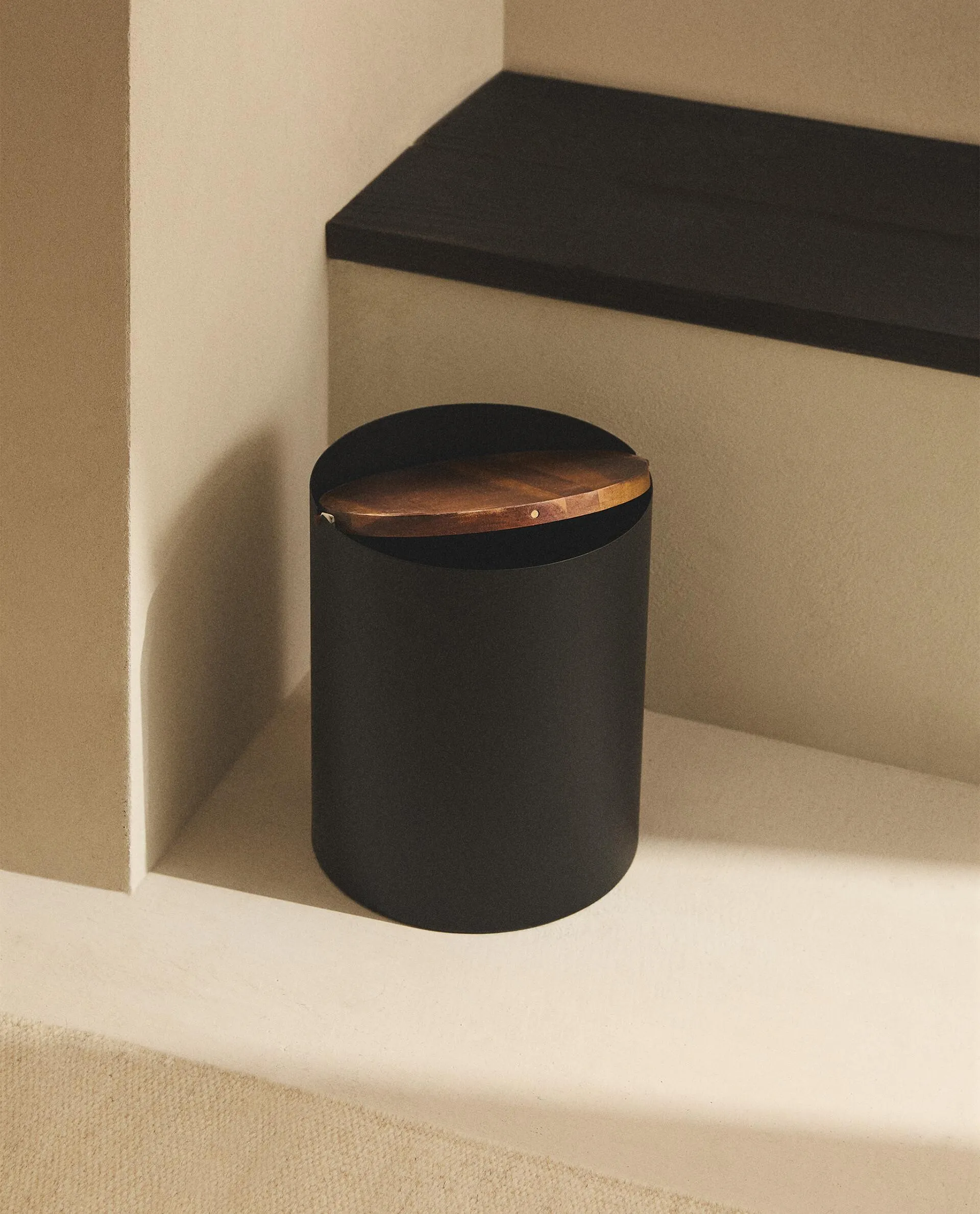 METAL BATHROOM WASTEPAPER BIN WITH WOODEN LID