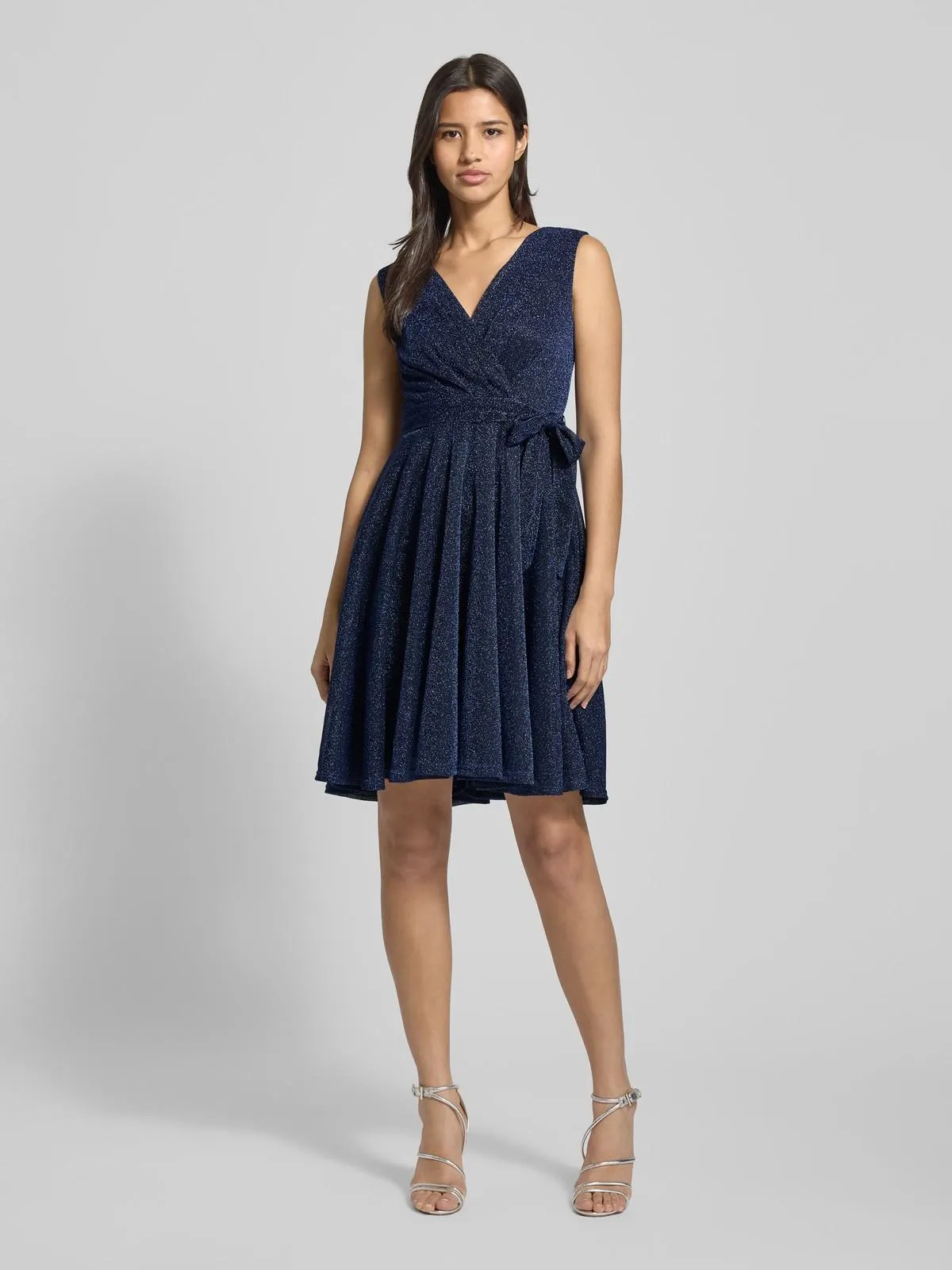 Knielanges Kleid mit V-Ausschnitt in marine