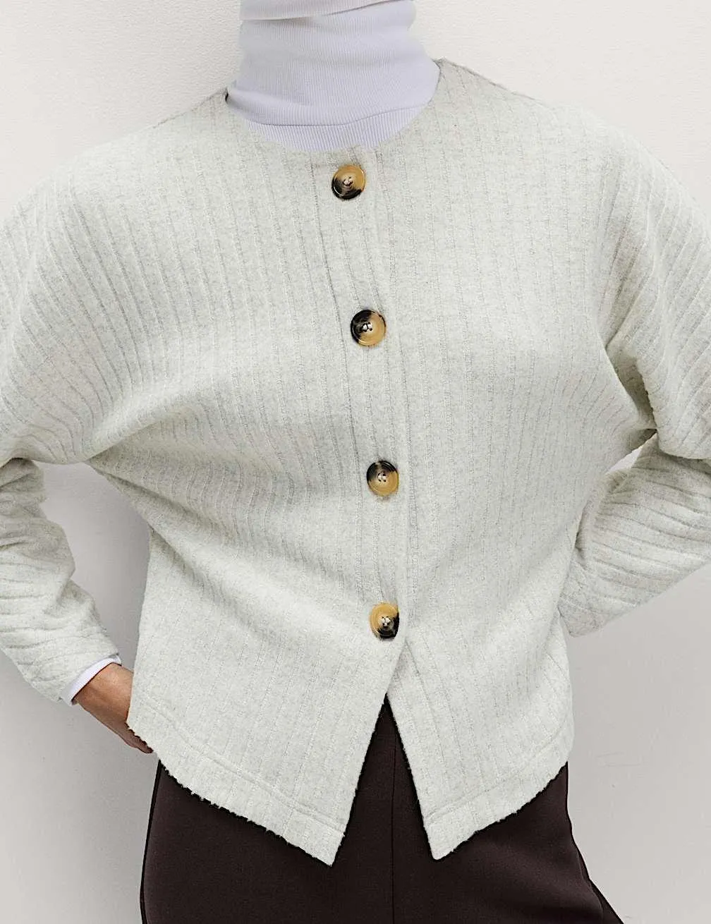 Kardigan s pohodlnými knoflíky a širokými žebry