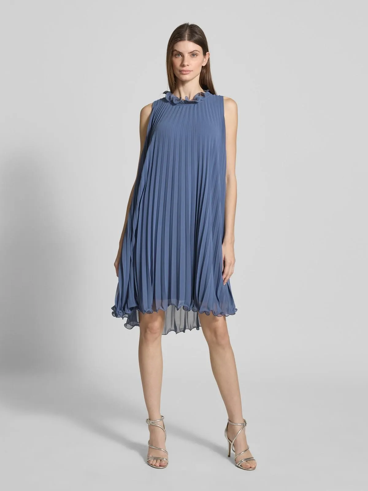 Knielanges Cocktailkleid mit Plisseefalten in rauchblau