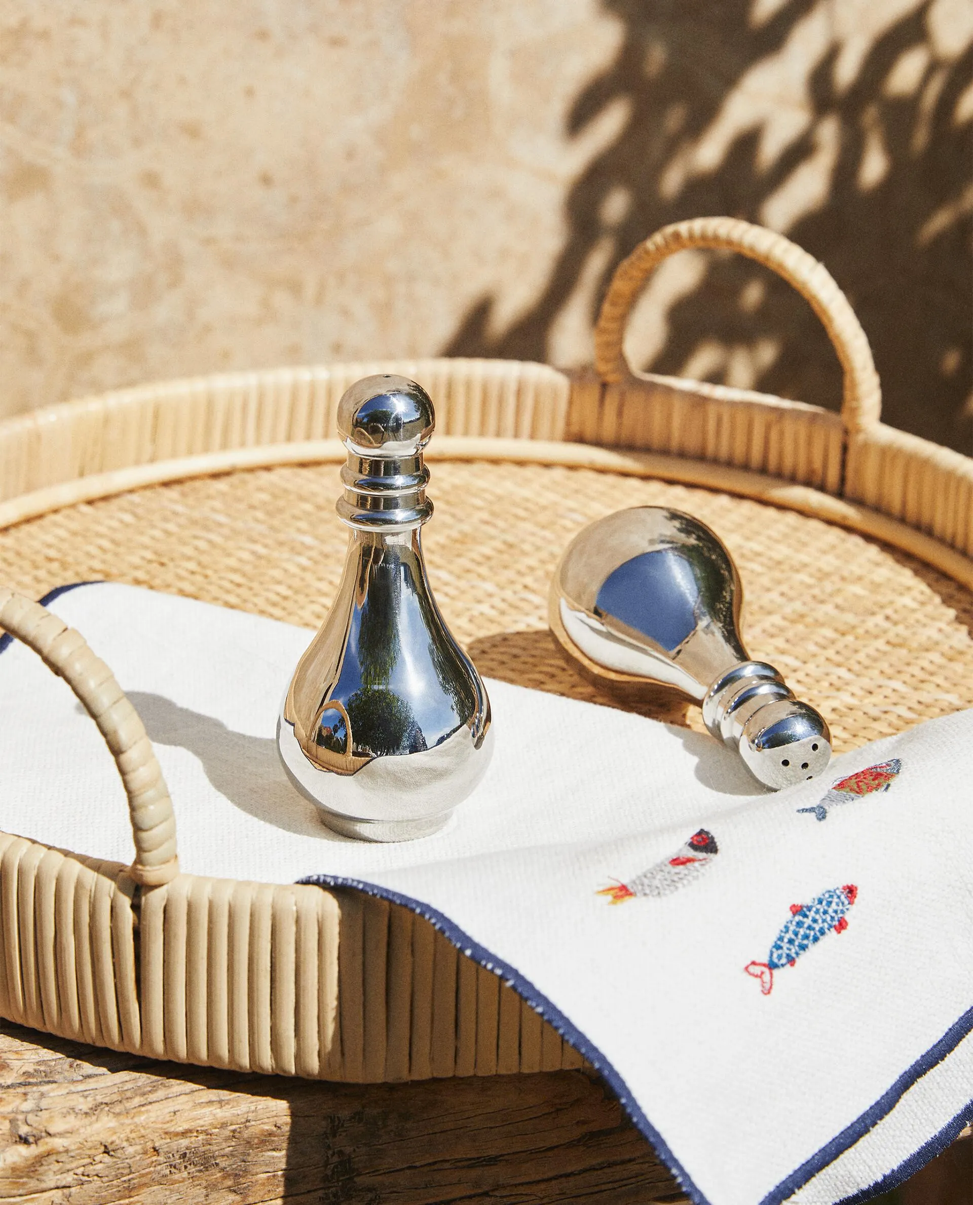 STEEL SALT AND PEPPER SHAKER SET