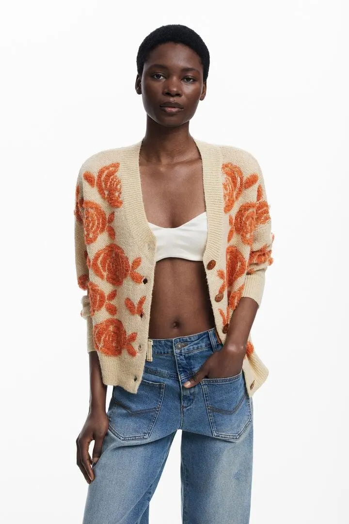 Pullover mit rosa Knöpfen