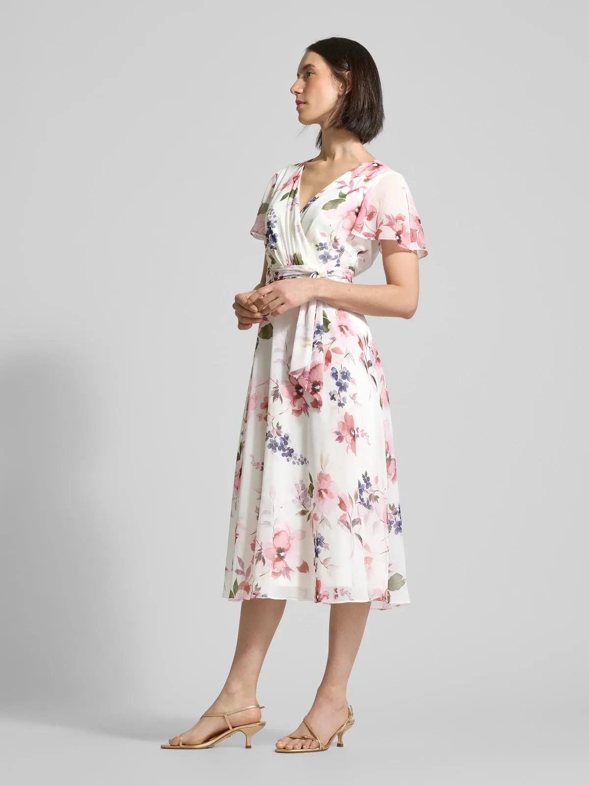 Knielanges Cocktailkleid mit Bindegürtel in ecru