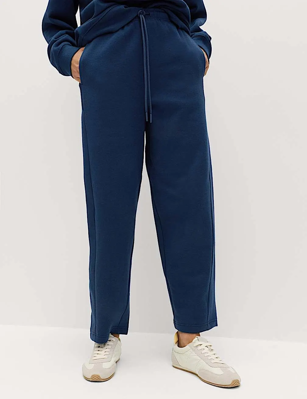 Knöchellange schmal zulaufende Jogginghosen mit hohem Baumwollanteil