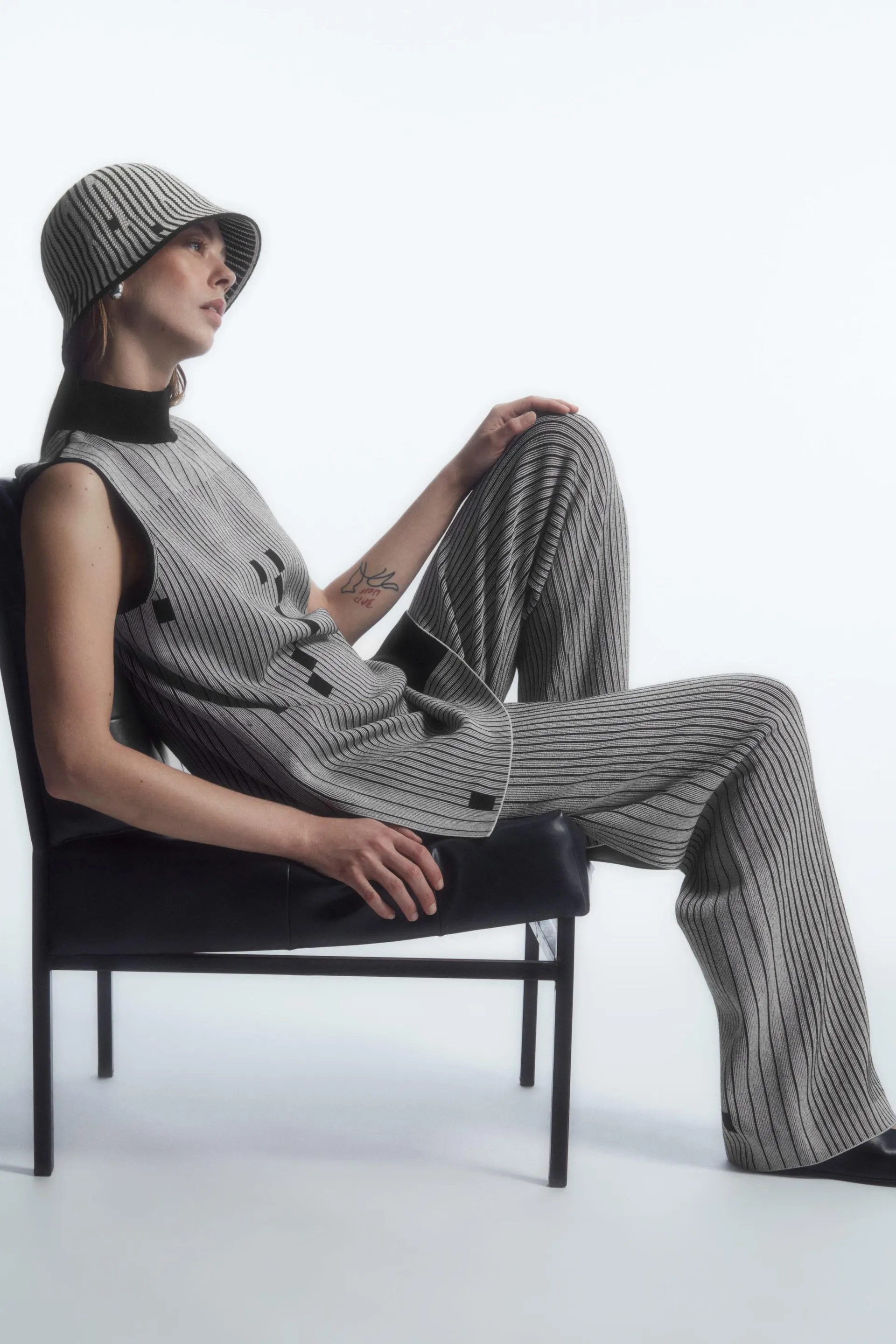 GEOMETRIC JACQUARD-KNIT