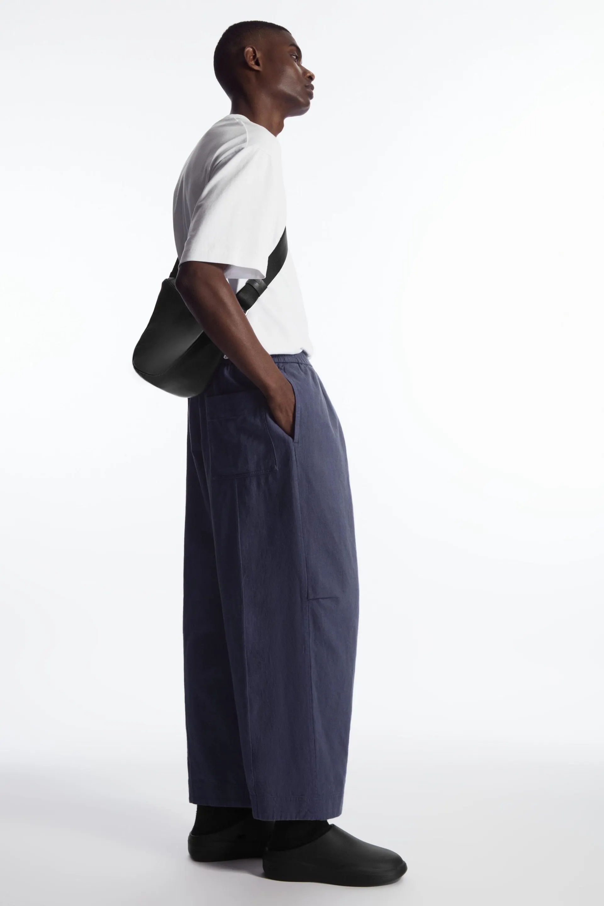 PLEATED WIDE-LEG CHAMBRAY PANTS
