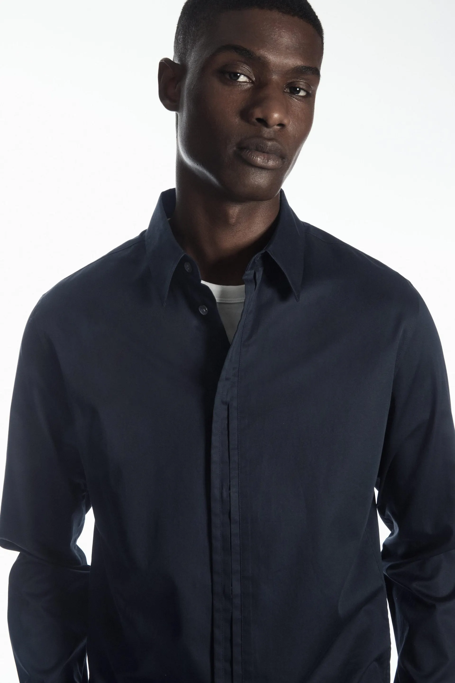 PLEATED-PLACKET DRESS SHIRT