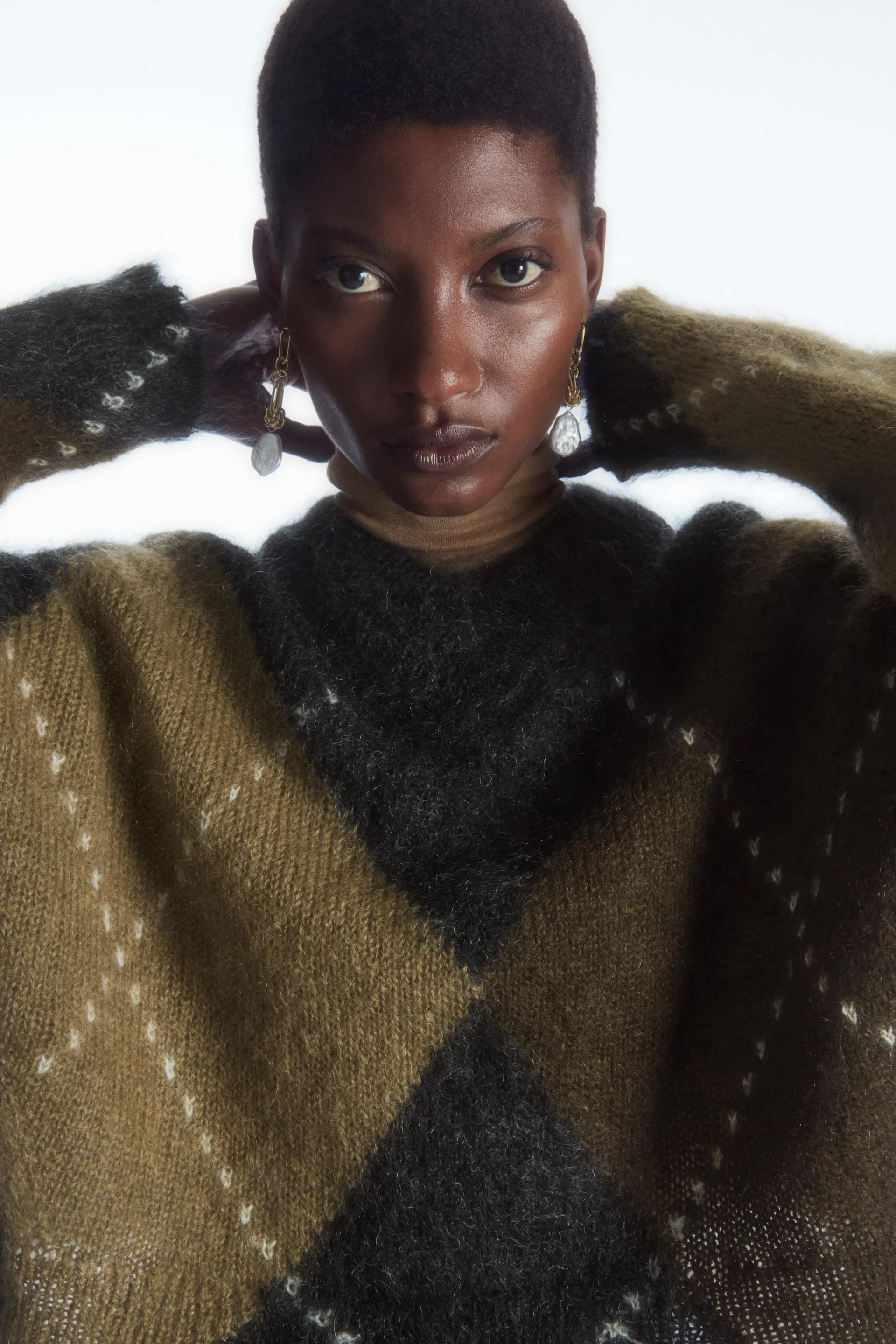 CROPPED V-NECK MOHAIR JUMPER