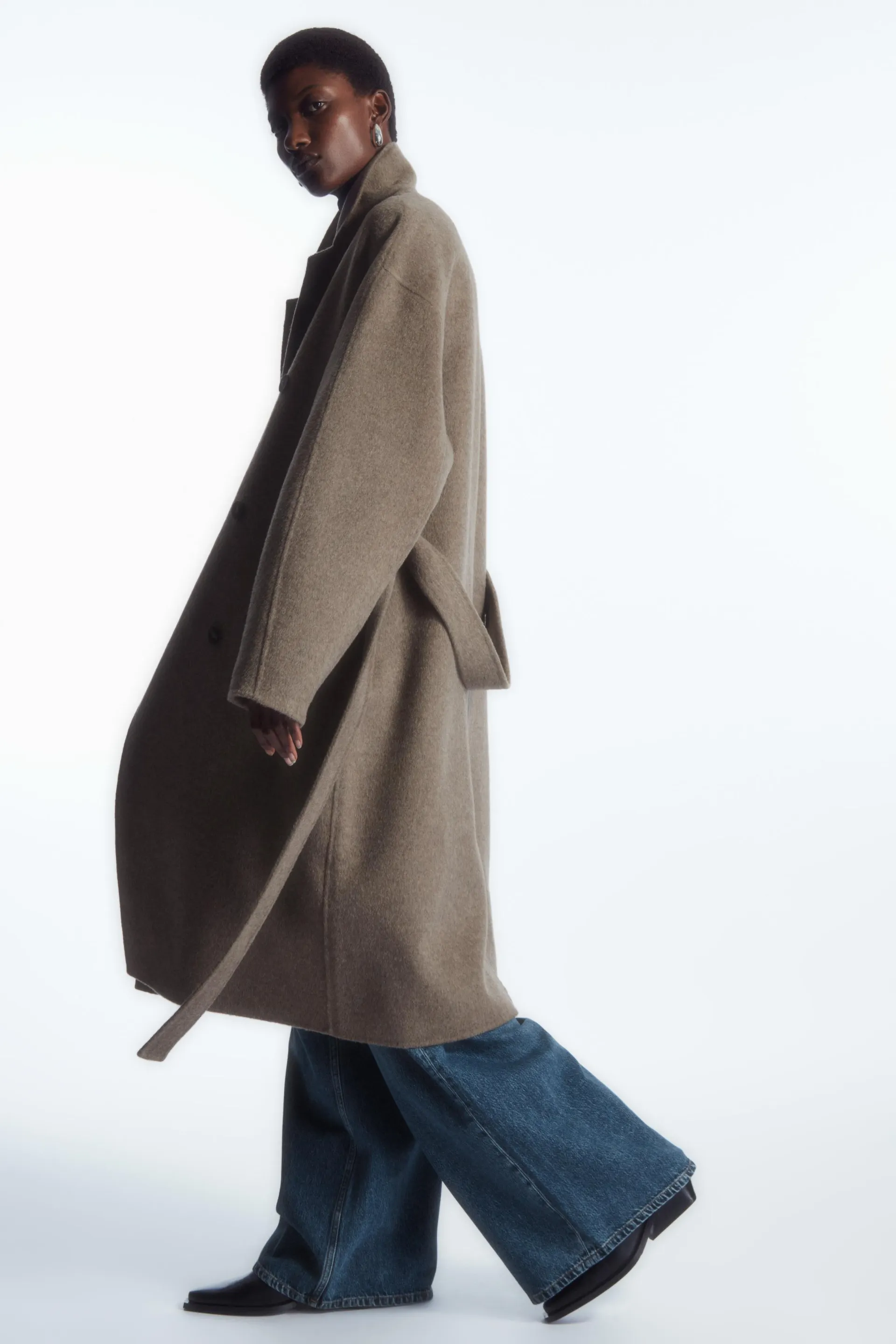 OVERSIZED DOUBLE-BREASTED WOOL COAT