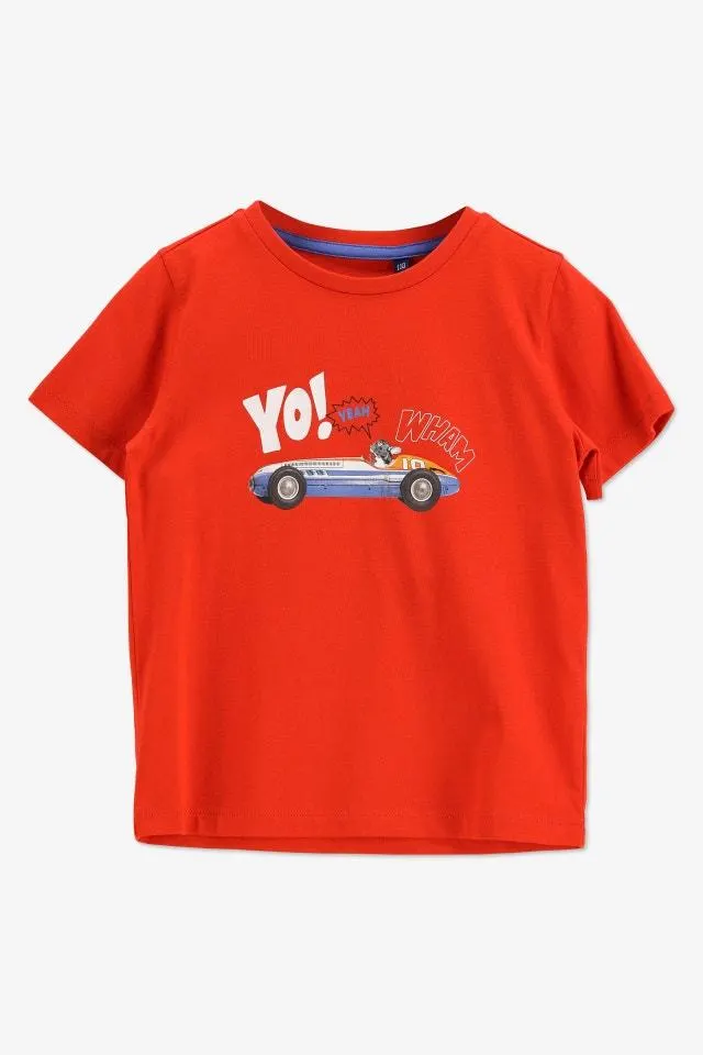 Roodoranje T-shirt met een hond in een koersauto