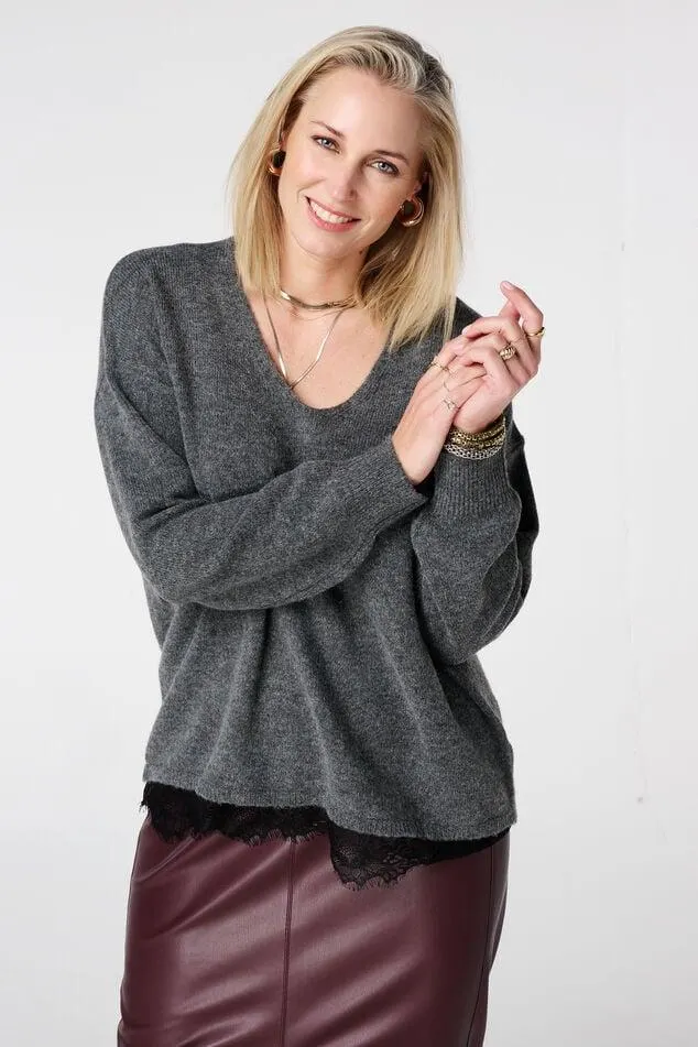 Trui met V-hals en kanten onderkant